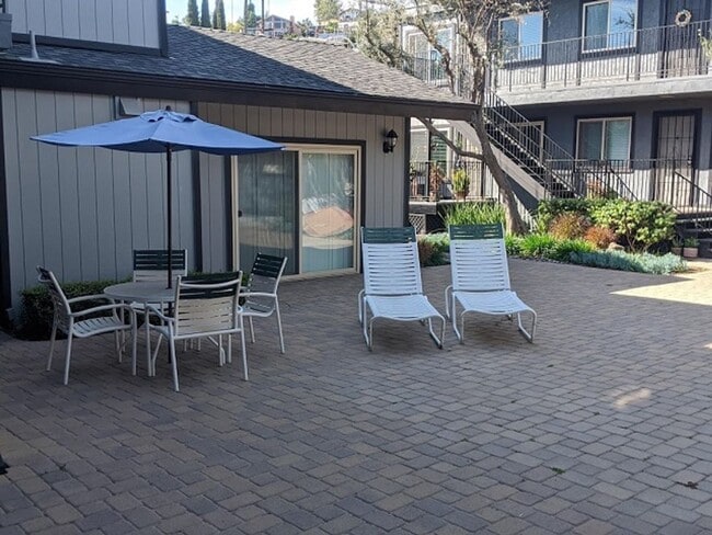 Building Photo - 1 Bedroom-1 Bathroom Single Story Condo in the La Mesa Village