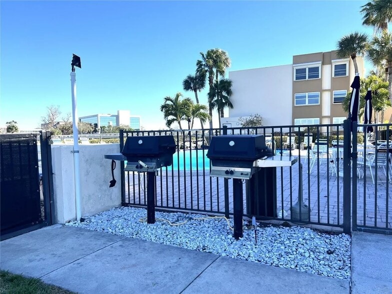 Antigua Pool Grilling - 7560 Bay Island Dr S