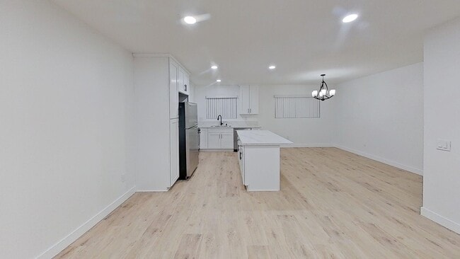 Building Photo - Beautiful & Cozy West Hills Adjacent Condo in Secure Building - MOVE IN READY