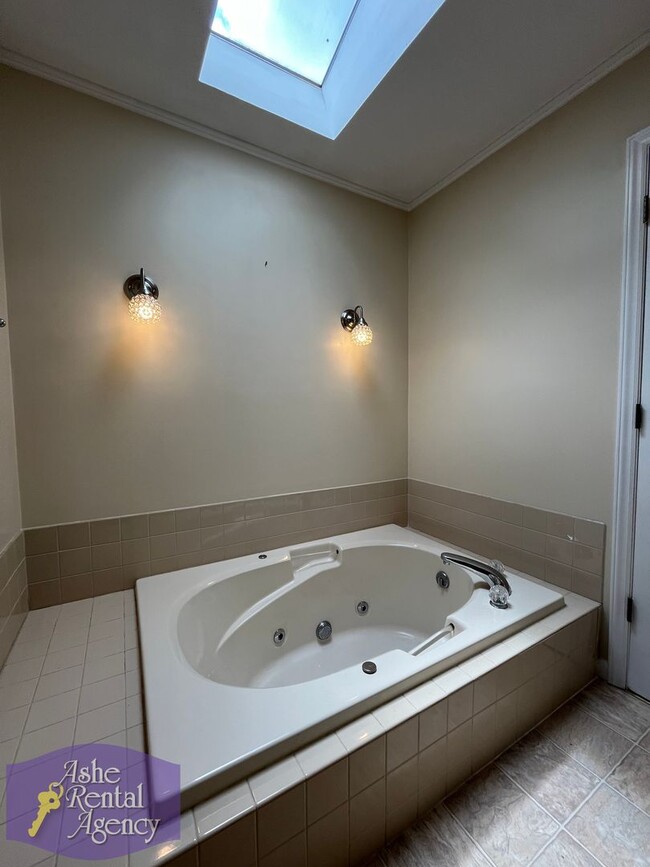 Building Photo - Charming 3bd/2ba House In West Jefferson