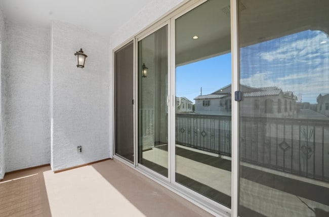Building Photo - *Like Brand New Luxurious Modern 3 Bedroom 2 Bath Townhome in Warner Meadows!**