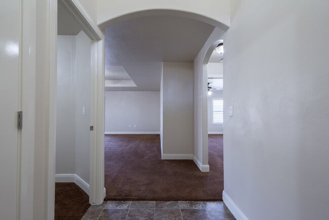 Building Photo - 3 bed 2 bath home with fully-fenced yard