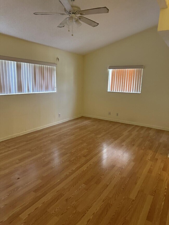 Building Photo - 65 Maplecrest Cir