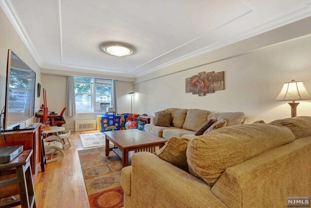 Building Photo - 326 Bridge Plaza N