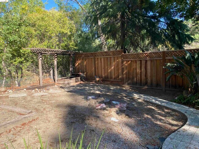 Building Photo - 894 St John Cir