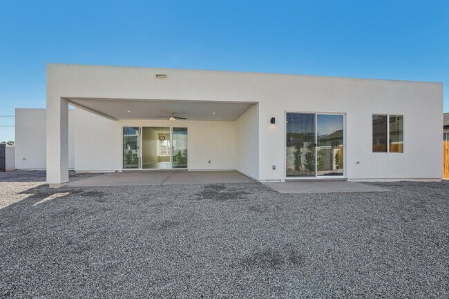 Building Photo - 910 E Roma Ave