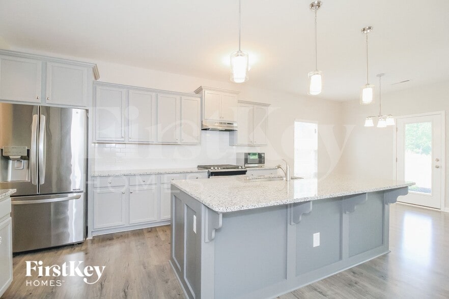 Building Photo - 1307 Red Deer Dr