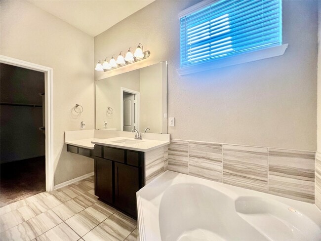 Building Photo - 8758 Laurel Crest Dr