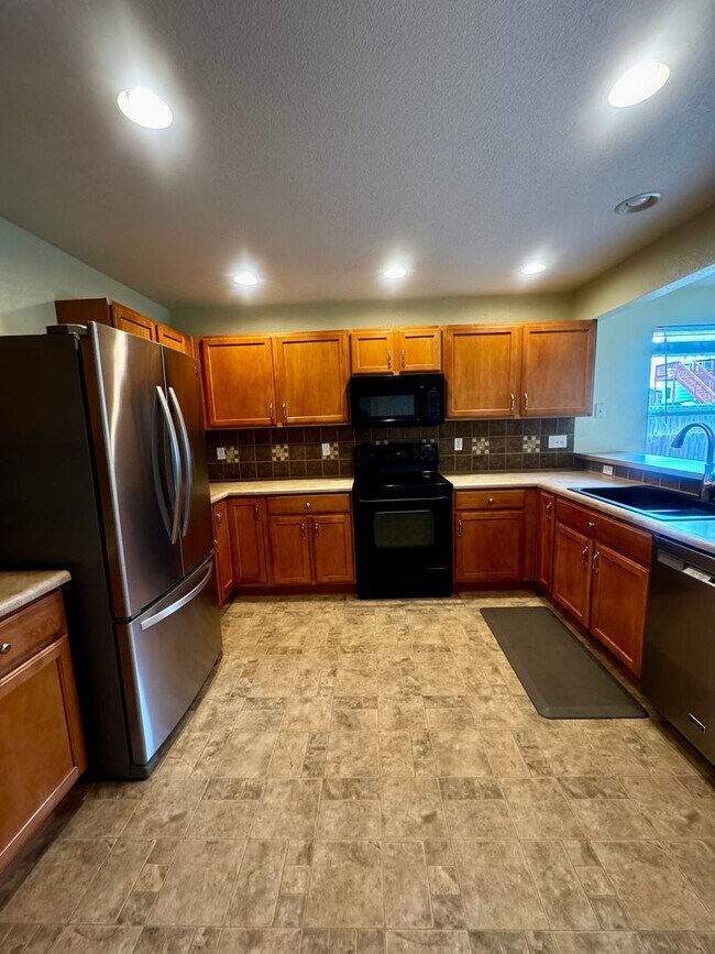 Building Photo - 3 Bedroom Home with Basement in Stetson Hills