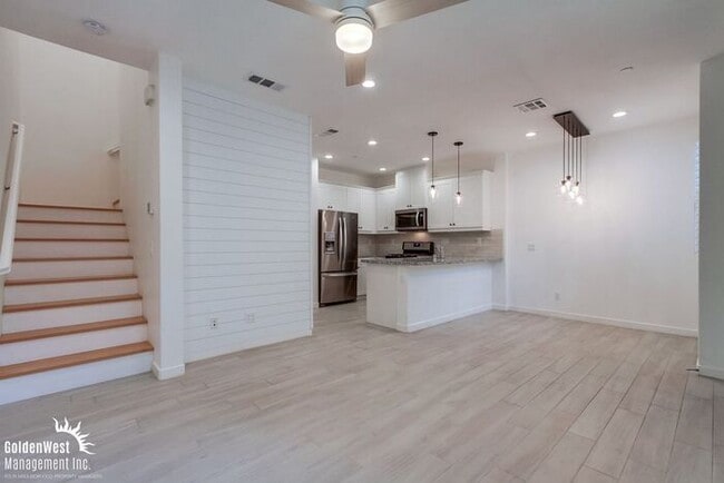 Building Photo - Stunning 3Bdm 2.5Ba Townhouse in Gated Com...