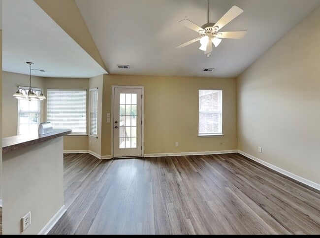 Building Photo - 2121 Centergrove Rd