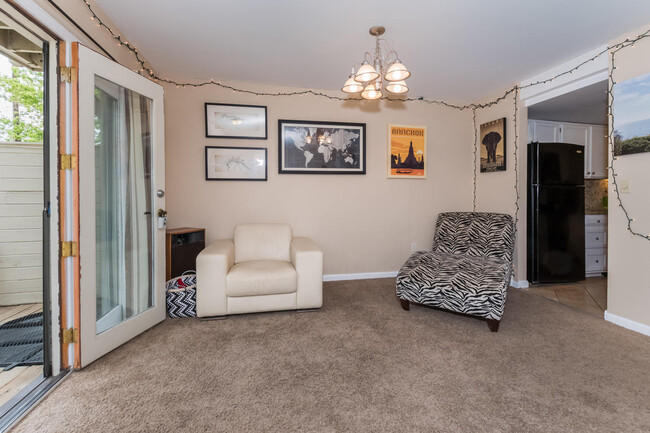 Building Photo - 4BD/ 3.5BA Furnished Townhome in South Bou...