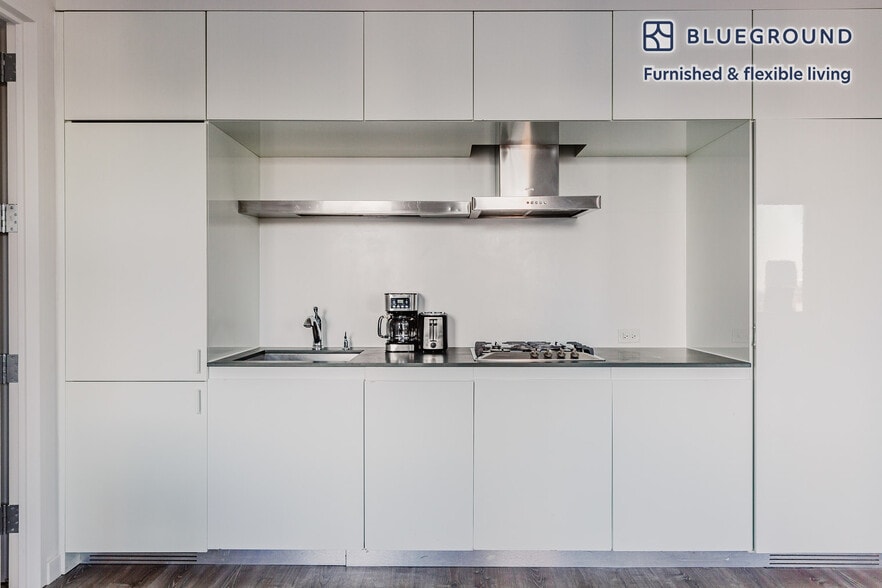 Building Photo - 70 W 45th St