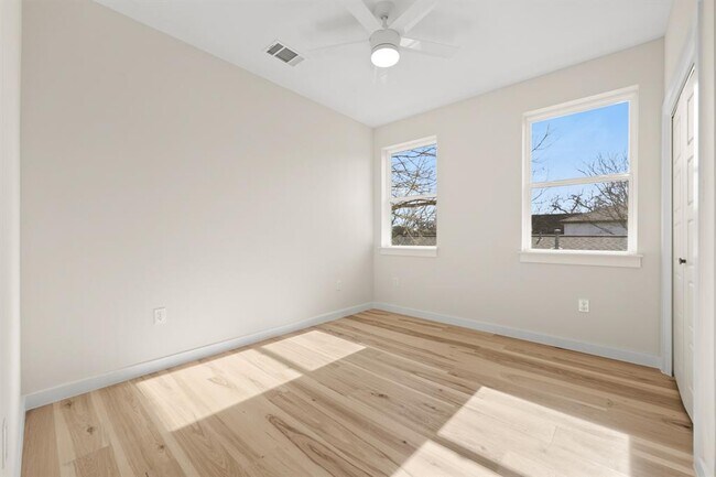 Building Photo - 4801 Sara Dr