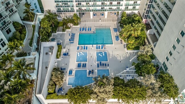 Building Photo - 1800 N Bayshore Dr