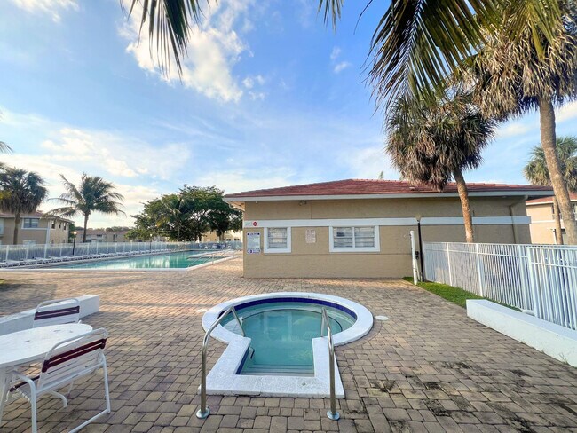 Building Photo - 843 Twin Lakes Dr