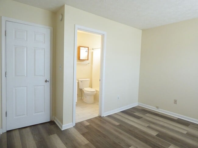 Building Photo - Beautiful Townhouse! All Electric, Washer/...