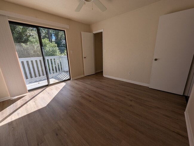 Building Photo - $1100 - 2 Bed/1½ Bath Townhouse - Mossy Oa...