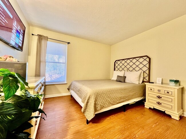 Building Photo - Great corporate furnished rental- close to everything.