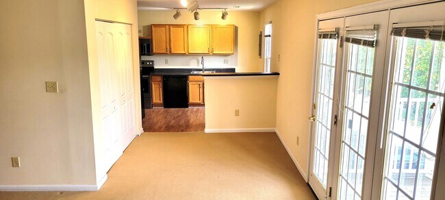 Building Photo - Conveniently Located Three Bedroom Condo