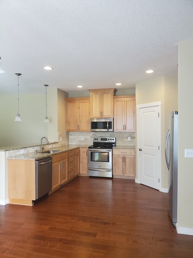 Building Photo - Beautiful townhome in perfect location!