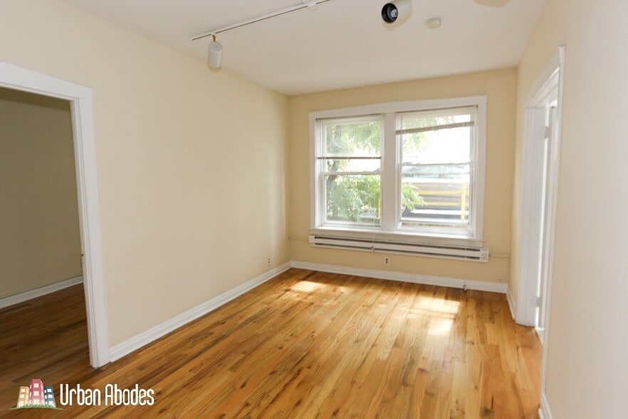 Building Photo - 523 W Melrose St