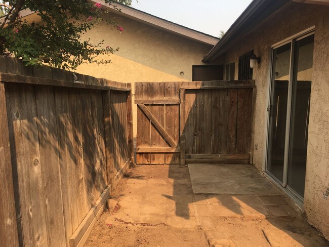 Building Photo - Nice condo located in the Sierra North Vil...