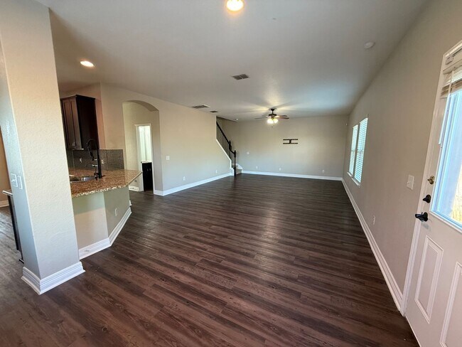 Building Photo - New Braunfels Gem!