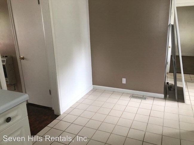 Building Photo - 1027 W Main St