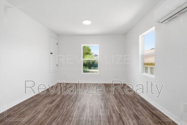 Building Photo - 377 Tuttle Ave