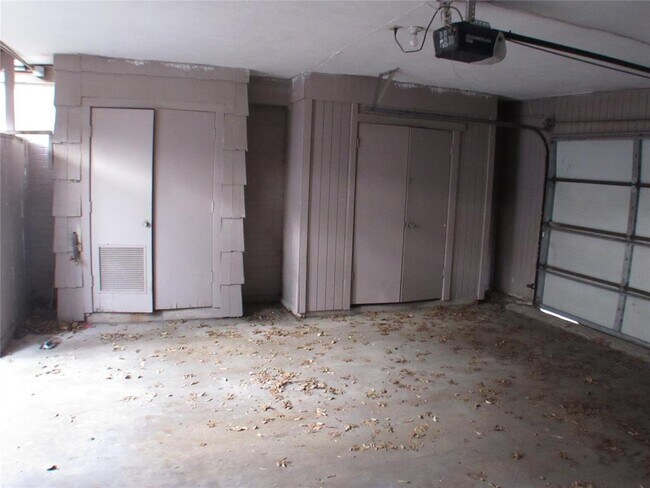 Building Photo - 10406 Shadow Bend Dr