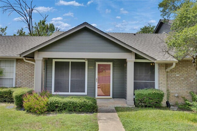Primary Photo - 1015 E Yager Ln