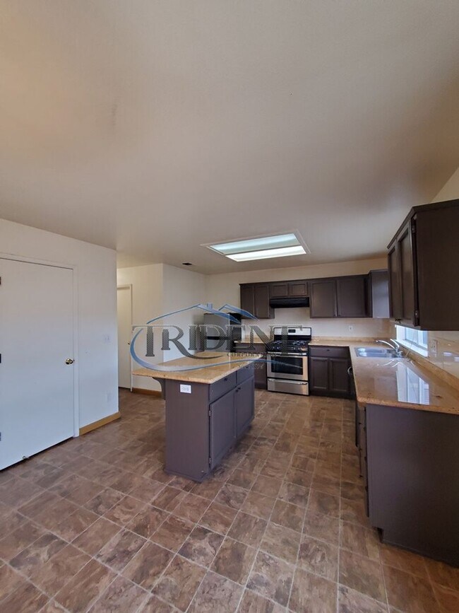 Building Photo - 3 bedroom, 2 ½ bath SOLAR home