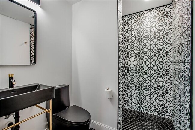 Building Photo - 3235 Roswell Rd NE