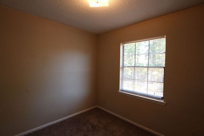 Building Photo - Available Now! 3 bedroom 2.5 bath townhome...