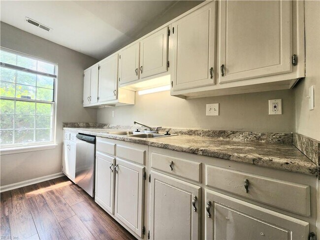 Building Photo - Updated and charming townhouse in heart of...