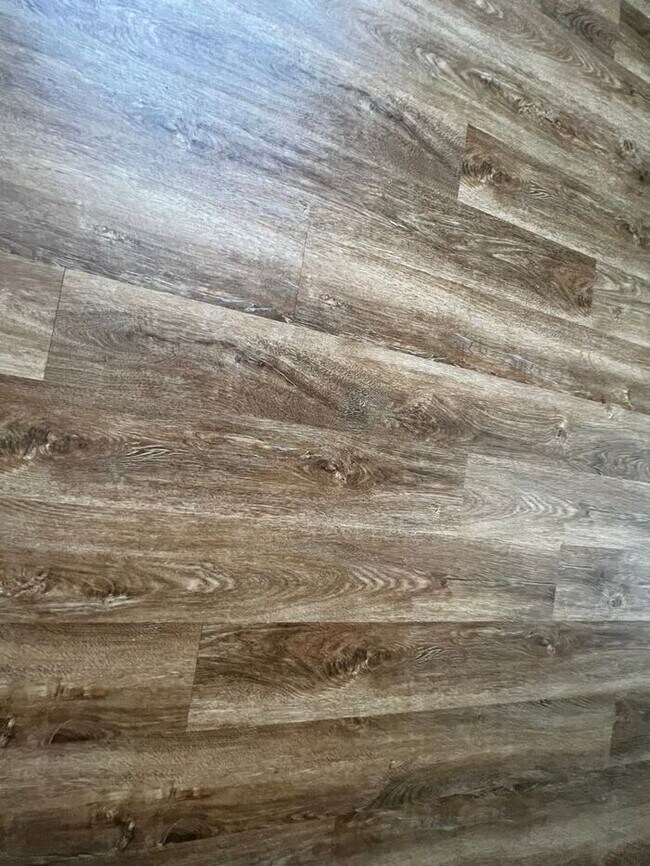 Building Photo - Updated flooring, McClelland Town homes 2BR/2Bath one level patio home, with back court yard! Clo...