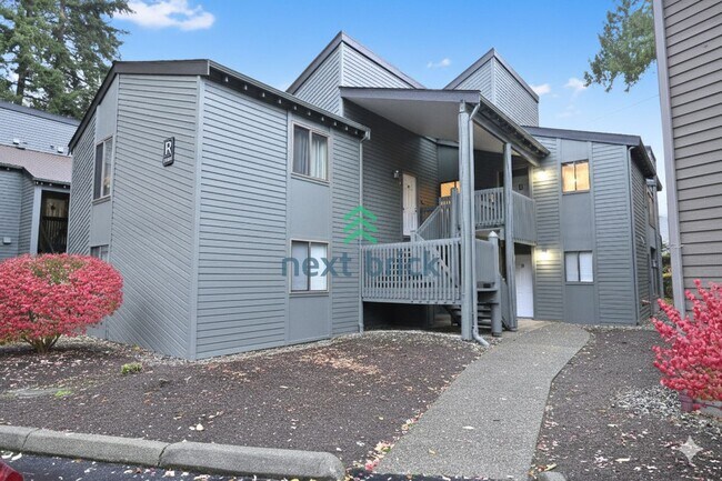 Building Photo - Beautifully Spacious Top-Floor Condo in the Heart of Juanita!