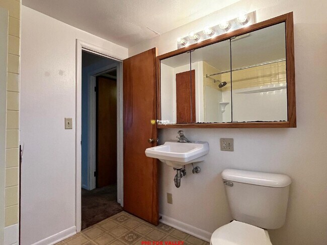 Building Photo - Charming 2 Bed, 1 Bath Apartment in Applet...