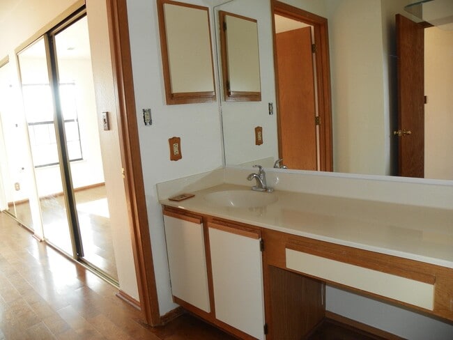 Building Photo - 839 Country Club Dr SE