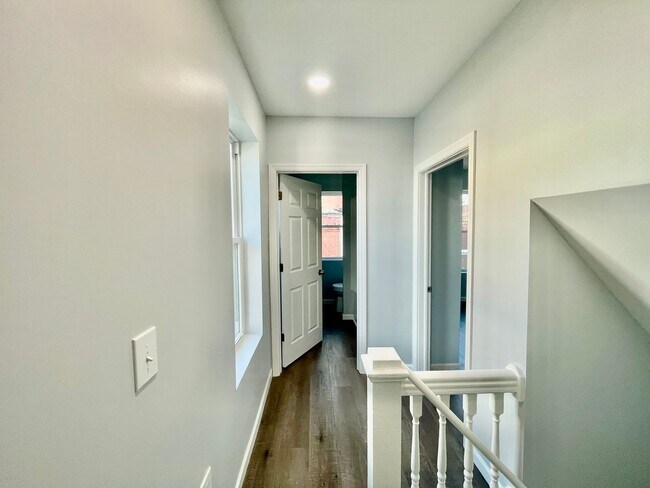 Building Photo - Bright and Updated 2 Bedroom 1.5 Bath House in Oakland