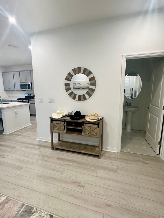 Building Photo - Looking for clean and responsible roommate
