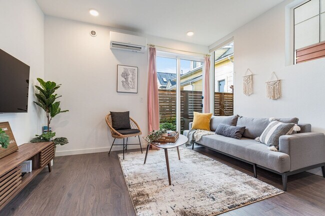 Building Photo - 1215 E Union St