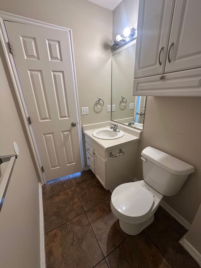 Building Photo - BEAUTIFUL TOWNHOME!!!