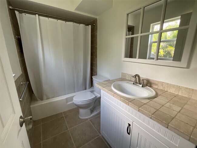 Building Photo - 2424 NE 9th St