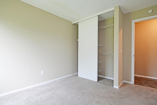 Building Photo - Spacious 3-Bed 1-Bath Condo For Rent in Ea...