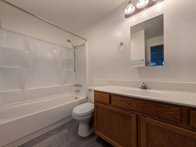 Building Photo - Updated 1-Bedroom, 1-Bath Apartment With On-site Laundry in Springfield!