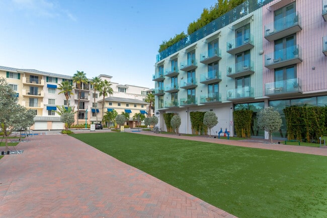 Building Photo - 250 NE 3rd Ave