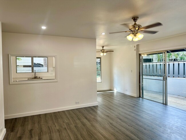 Building Photo - Single level 3 bedroom 2 bath townhome in ...