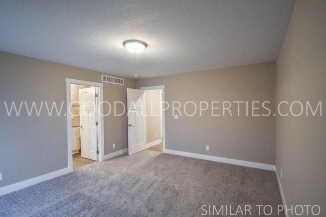 Building Photo - Wonderful 5 bedroom, 3.5 bath with a finis...